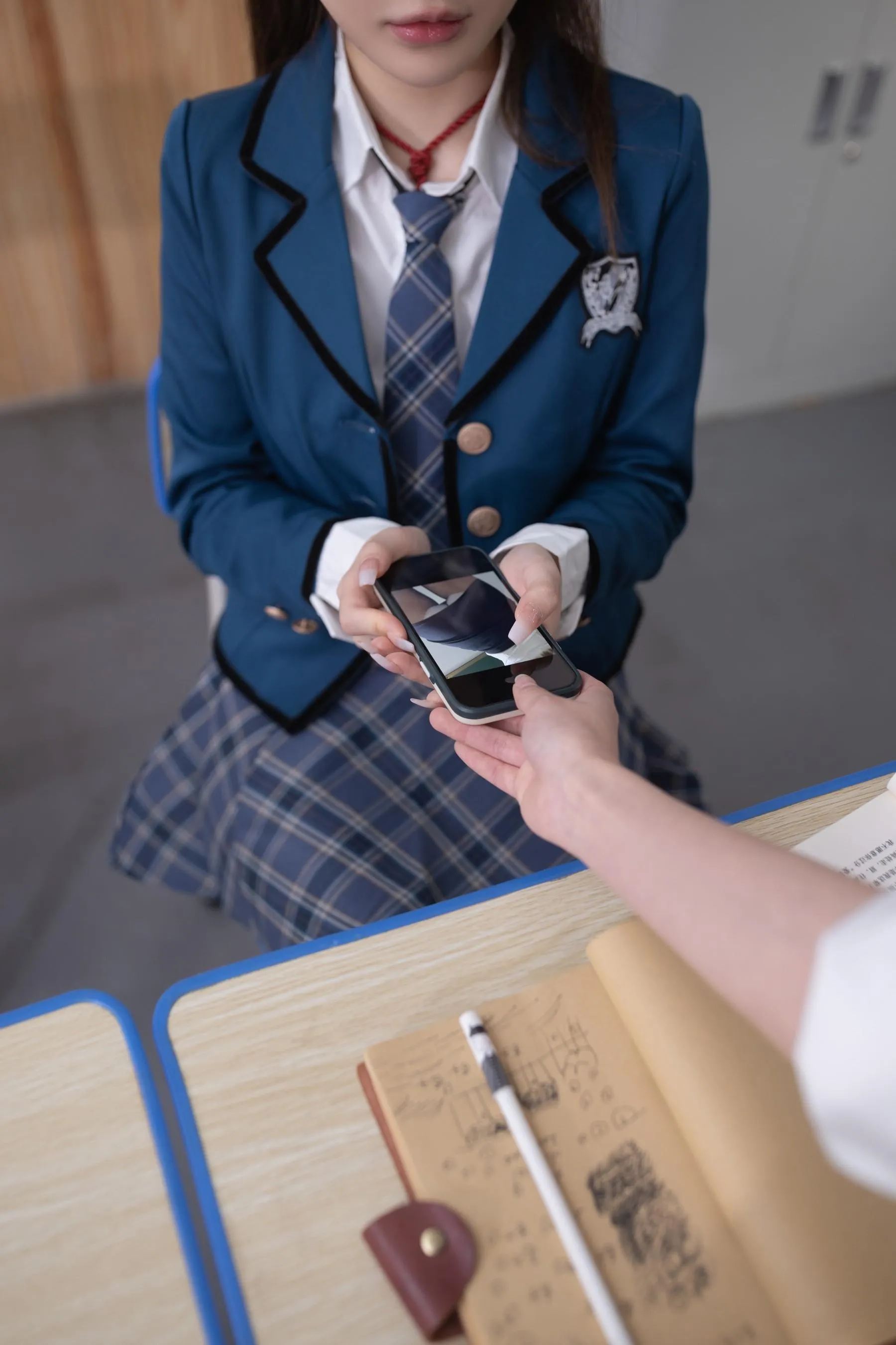 NO.0012 秀人名模鱼子酱Fish内部私购未上架《教室剧情》写真 [67P]插图3